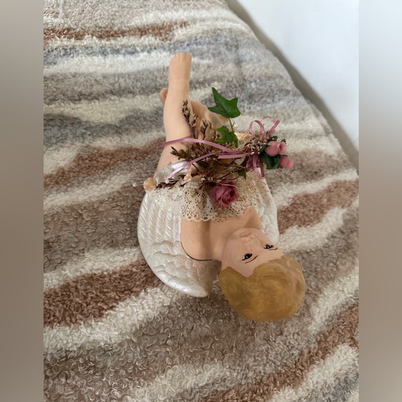 GORGEOUS Vintage Porcelain Sitting Angel Cherub with Flowers EUC - Picture 15 of 16